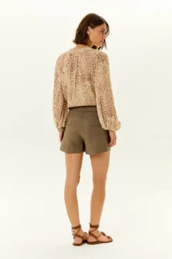 Short Linho Recortes Alfaiataria